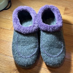 ⭐️⭐️Girls slippers, size 4